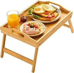 Desayunos deliciosos para servir en bandejas con patas